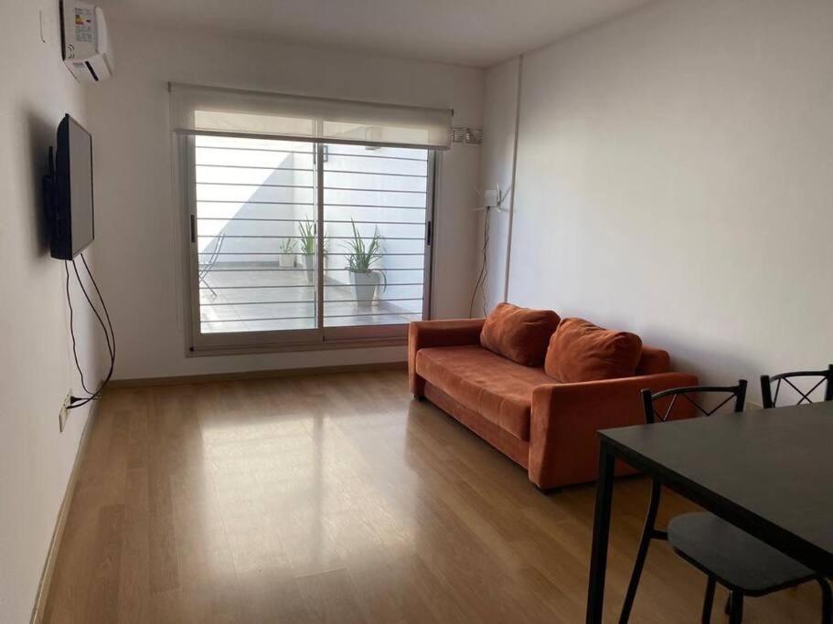 Departamento 4 Personas, Con Cochera, A Metros Del Centro De La Ciudad *